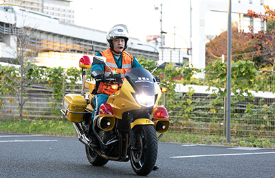 “民間初”の緊急指定を受けた首都高速道路の黄色いパトロールバイク